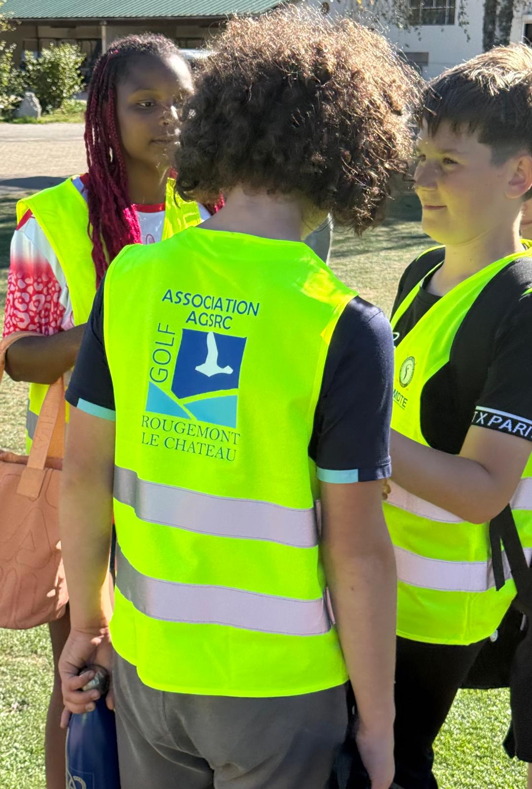 Élèves de la section golf du collège de Rougemont-le-Château en chasuble jaune sur le parcours